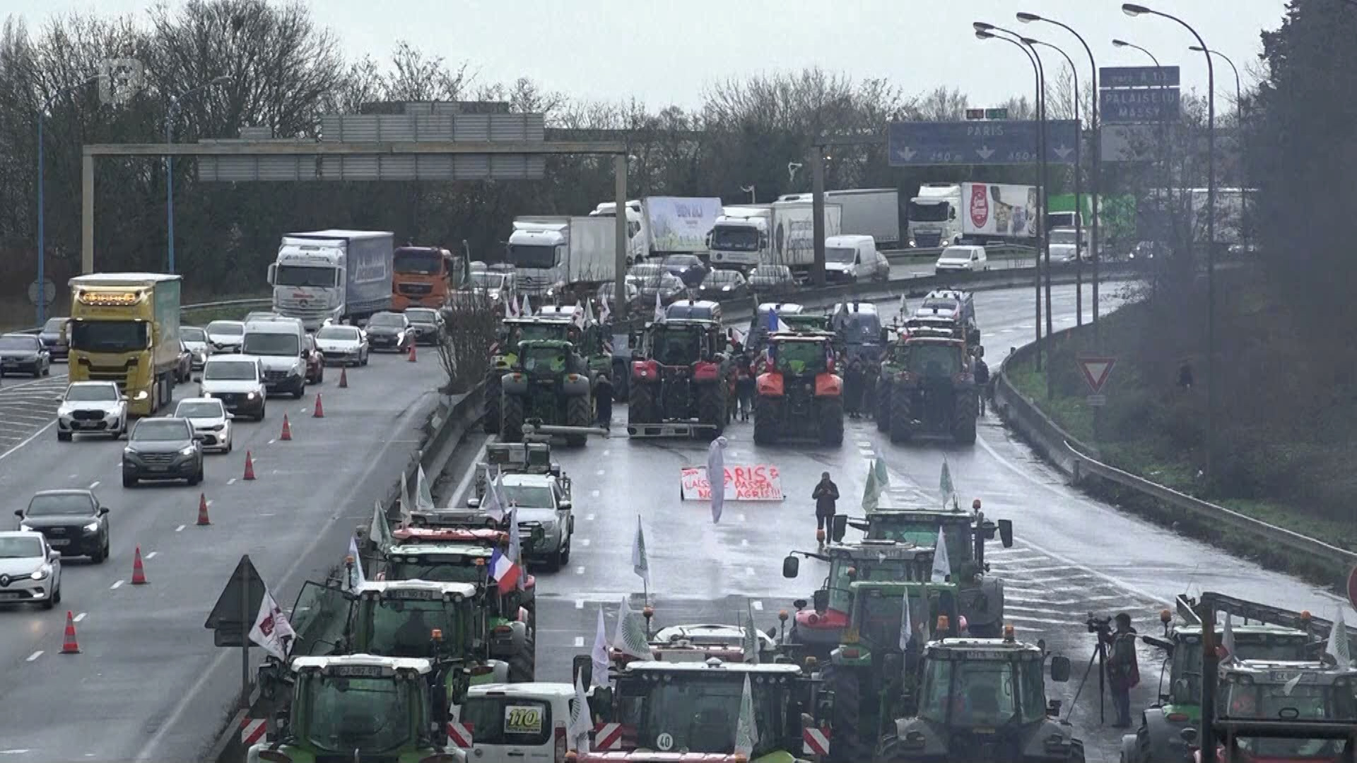 Nakon Brandenburške, traktori okupirali i Trijumfalnu kapiju